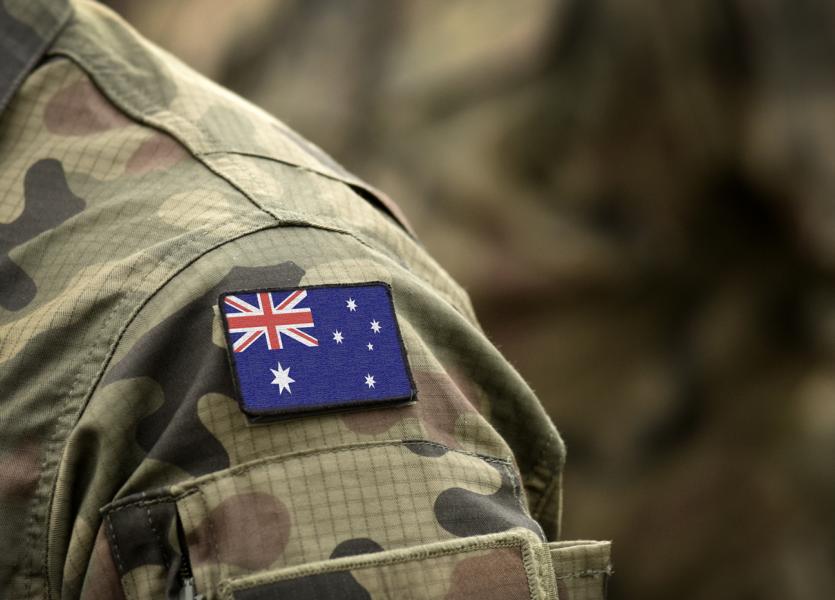Australische Flagge auf einem Tarnanzug