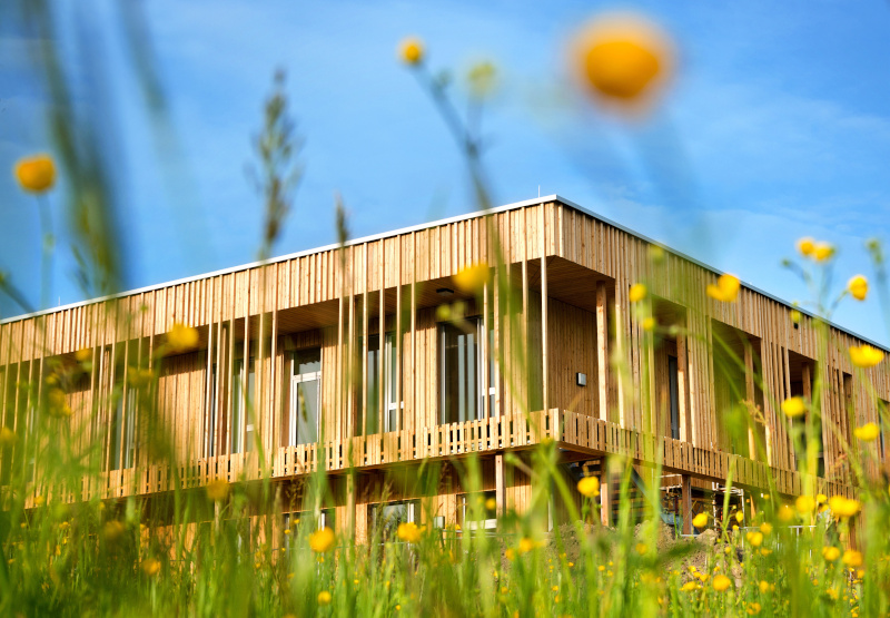 Holzhaus modern ökologisch Gebäude Holzfassade in Natur