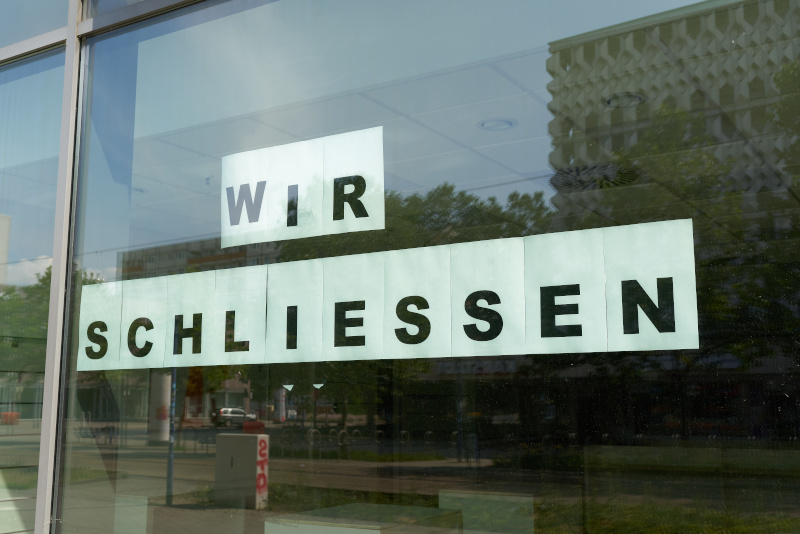 Schild mit der Aufschrift wir schließen am Schaufenster eines Geschäfts in Magdeburg