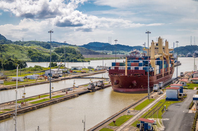 Schiff durchquert Panamakanal