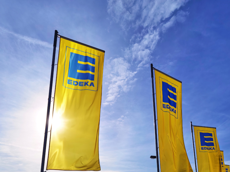 Flaggen des Supermarkts Edeka