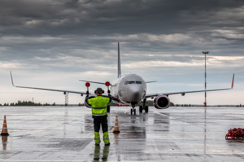 Flugzeug wird in Parkposition eingewiesen