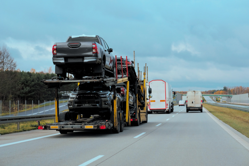 Transport von Autos auf LKW